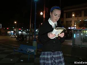 Тийнейджърката 18+ на проповедника получава групов секс публично, вързана и показваща за воайори в странно наказание