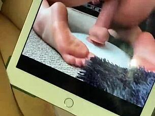 feeling the intense pleasure of muff diving in a homemade afternoon session with cock licking and cumshot close up