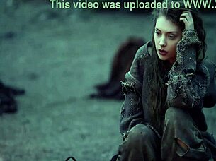 فتيات عاريات خياليات عند نار المخيم تشمل الاستمناء المنفرد والقذف في الهواء الطلق