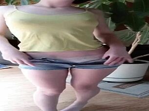 fit girl models round ass in many panties 😍