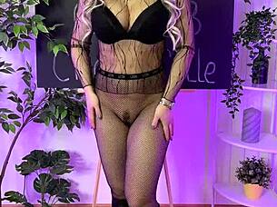 i'm puttin on fishnet tights for roleplay