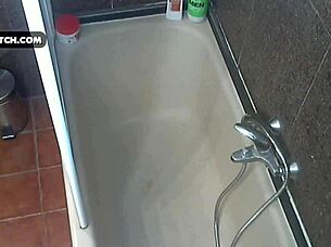 Chubby teen masturbates to orgasm in soapy bathtub