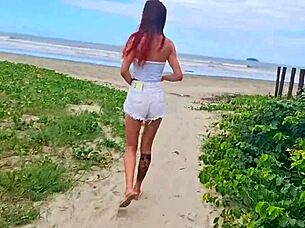 Eine schöne Rothaarige erwischte mich beim Wichsen auf der Straße. Sie gab mir einen riskanten Handjob im öffentlichen Wald.