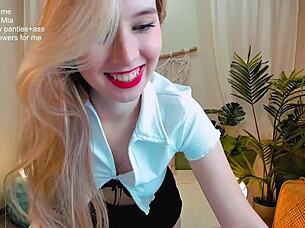 her lips are great 😍, perfect for a passionate kiss on webcam