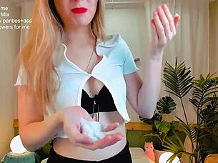 her lips are great 😍, perfect for a passionate kiss on webcam