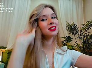 her lips are great 😍, perfect for a passionate kiss on webcam