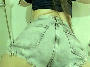 Amateur Young Teen Girl Masturbates In Bathroom