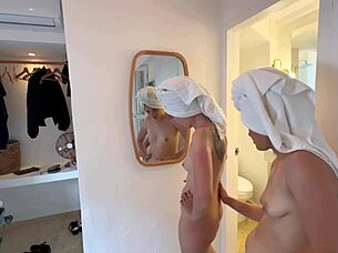 Dos Mujeres Se Ponen Crema Sobre Sus Cuerpos Desnudos