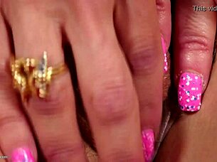 Hairy Mature Masturbates On Usa Mature