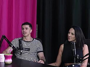 Бруна Карлос и Кел Абејт јебу напољу са играчкама