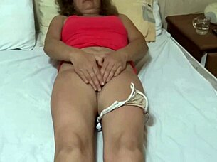 Stiefmutter, 59, glänzt in erotischen lateinischen Momenten mit wilden Cumshots. Ihre Schönheit stiehlt die Show!