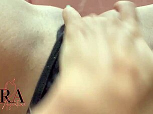 ألمس نفسي وأنا أفكر في جسم جاري الحار.