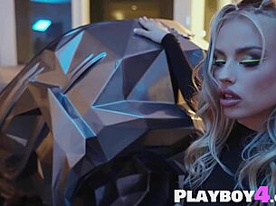 Huge ass babe strips naked