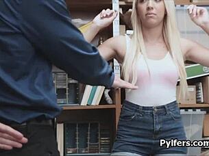 Ochranka řeže perkovitou blond 18+ za scénou