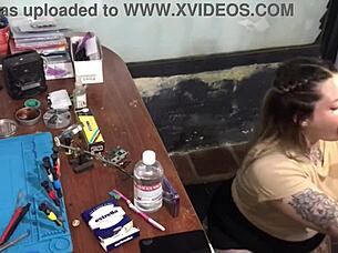 No Tenía Para Pagarle A Mi Técnico Y Termine Chupándole La Pija