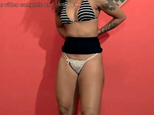 Novinha dances and shows off, cumming hard on cam