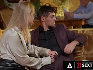 Alexa Flexy bruger sin stramme røv til at tilfredsstille cheferne