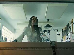 هارلي دين السوداء الجميلة تخلع لجلسة منفردة حارة مبللة