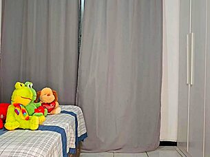 ele queria ver sua nova enteada nua entao se escondeu atras da cortina do quarto