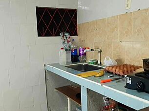 Necesito alguien aqui ahora mismo para lamer mi coño!