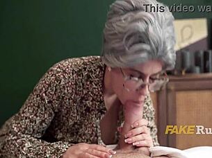 Mi hermanastro me ayudo a masturbarme con su polla asta correrme fuertemente