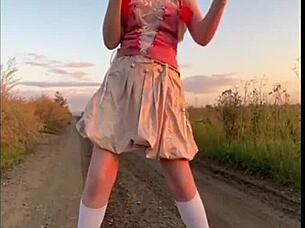 Elza Kom dances sexily