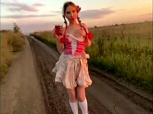 Elza Kom dances sexily