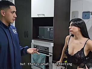 Soția cuckold simte excitare futând electricianul