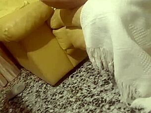 Me encontré a la conejita de Pascua masturbándose y me la follé