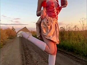 Elza Kom dances sexily