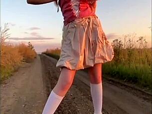 Elza Kom dances sexily