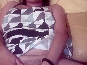 Me encontré a la conejita de Pascua masturbándose y me la follé