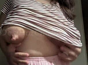 Ινδική MILF μητριά προκαλεί τα μεγάλα βυζιά της σόλο