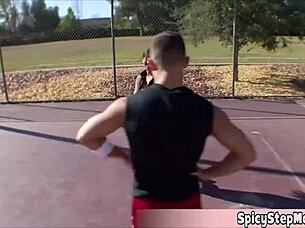 Sexy zlatokopka ráda hraje basketbal, a sport ji vždycky nadrží!