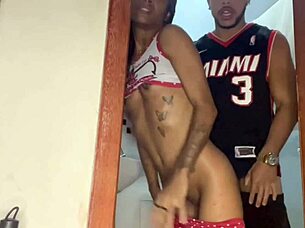 No pude resistir a mi flaca hijastra en el baño