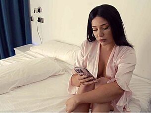 Hotel manager fucks flashing curvy brunette!