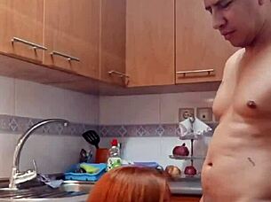 Desayunando la vagina de mi suegra en la cocina con creampie anal