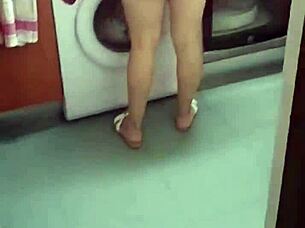 Desayunando la vagina de mi suegra en la cocina con creampie anal