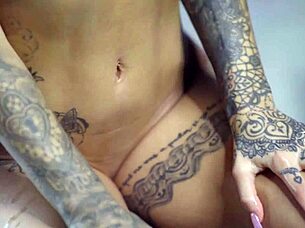 Susy Gala stønner med anal plug og dildo!