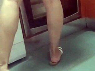 Desayunando la vagina de mi suegra en la cocina con creampie anal