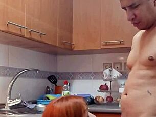 Desayunando la vagina de mi suegra en la cocina con creampie anal