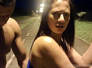 casada sai na rua e um desconhecido da rola enorme fode ela com tanta forca que ela esqueceu que o marido estava filmando