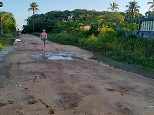 Iznenađena od stranca, ona se upušta u neočekivani susret bez zaštite.