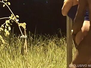 casada sai na rua e um desconhecido da rola enorme fode ela com tanta forca que ela esqueceu que o marido estava filmando