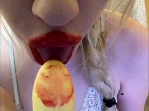 Elza Kom's sexy dance and blowjob in lingerie is super hot!