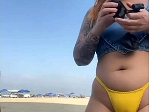 i maid the guy get a hard dik on the beech by flashing.