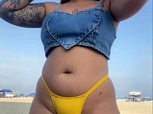 i maid the guy get a hard dik on the beech by flashing.