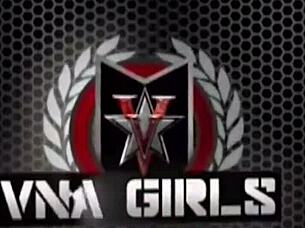 Big ass Sophie Dee poses shaking booty