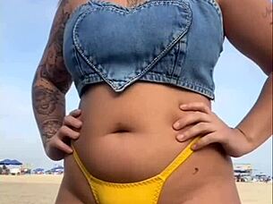 i maid the guy get a hard dik on the beech by flashing.