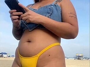 i maid the guy get a hard dik on the beech by flashing.